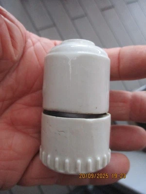 Ancienne Douille Abat Jour de Lampe de Cour Lustre Tôle émaillée D 24MM - Photo 1/4