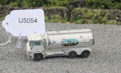 Husky UK White 17 Guy Warrior Milk Tanker Fair FNQHotwheels U5054 - image 1 of 4