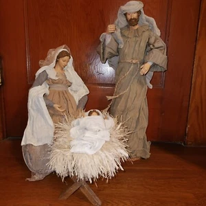Grande Set Natività Natalizia Sacra Famiglia, 3 Pezzi, Tessuto e Resina - Foto 1 di 10