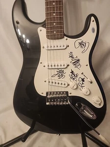 Autogramm Gitarre der Band New Found Glory Squire Bullet Strat - Bild 1 von 4