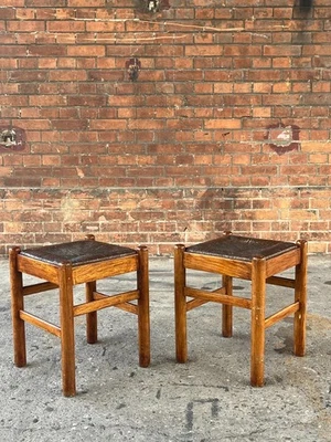 Vintage-Holzhocker mit Korbsitz 70er Jahre Charlotte Perriand Stil - Bild 1 von 4