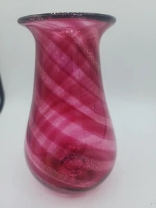 Vintage Cranberry glitzernd rosa Wirbel handgeblasene Glasvase signiert Don datiert 02 - Bild 1 von 9