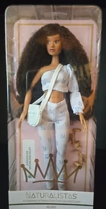 Naturalistas KELSEY AFROAMERICANA 11” FASHION DOLL ricci naturali - Foto 1 di 2