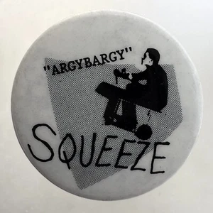 RARO Vintage 1980 SQUEEZE Promo Pin 1" Argybargy Insignia Botón Difford Tilbrook - Imagen 1 de 2