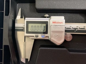 Mitutoyo 500-738-10 digital caliper 0-8" (carbide jaws) - Picture 1 of 24