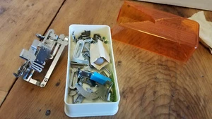 Piezas de máquina de coser vintage caja de plástico rota - Imagen 1 de 5