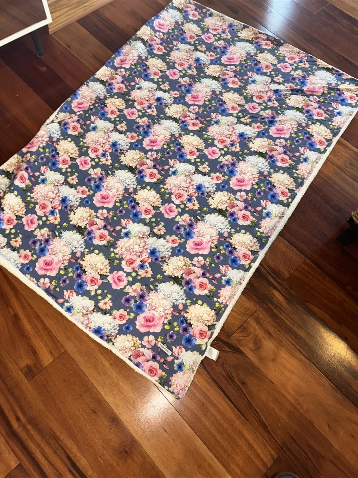 "Manta de bebé de bambú Posh Peanut rosas florales, rosa y púrpura Sherpa 40"" X 58""" Foto 1 de 4