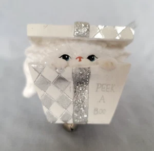 Ornamento Peek-A-Boo (gato en regalo) de KSA - Imagen 1 de 6