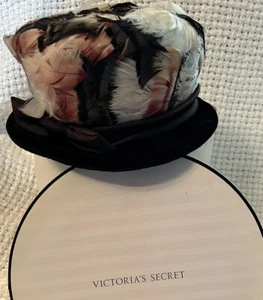 Sombrero y caja de sombrero de Victoria's Secret.  Hallazgo vintage.  Plumas. Rosa, blanco, negro. - Imagen 1 de 12