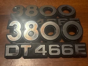 Vintage International Truck 3800 DT 466E Emblem Pair Good Pegs - Bild 1 von 6