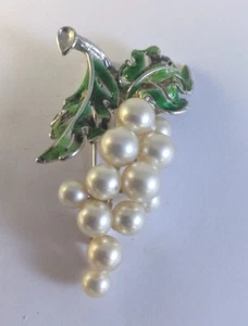 Vtg Silver Tone Faux Pearl Enamel Grape Cluster Brooch Trombone Clasp - Picture 1 of 8