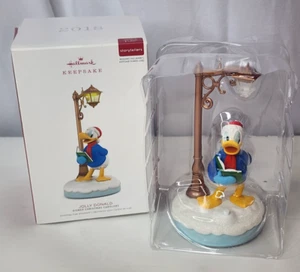 2018 Hallmark JOLLY DONALD Disney Christmas Carolers STORYTELLERS adorno - Imagen 1 de 11