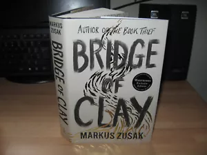 Markus Zusak Bridge of Clay signed 1st/1st promo stickers The Book Thief author - Foto 1 di 6