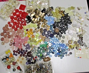 Konvolut Antik Vintage Knöpfe Bakelit Zelluloid Metall Glas geschnitzt MOP Tuch - Bild 1 von 24