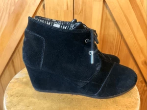 Toms Desert Damen-Bootie mit Keilabsatz schwarz Veloursleder 10 - Bild 1 von 7