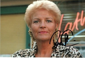 EASTENDERS: PAM ST CLEMENT "PAT BUTCHER" SIGNED 6x4 PORTRAIT PHOTO + COA - Bild 1 von 1
