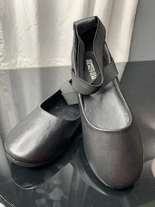 Ballerine con cinturino nero da bambina taglia USA 2,5 Kenneth Cole Reaction possono essere spedite a TE! - Foto 1 di 5