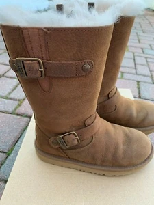 BOTAS UGG KENSINGTON II CON HEBILLA DE CUERO TOSTADO TALLA EE. UU. 1 NIÑO JOVEN - Imagen 1 de 6