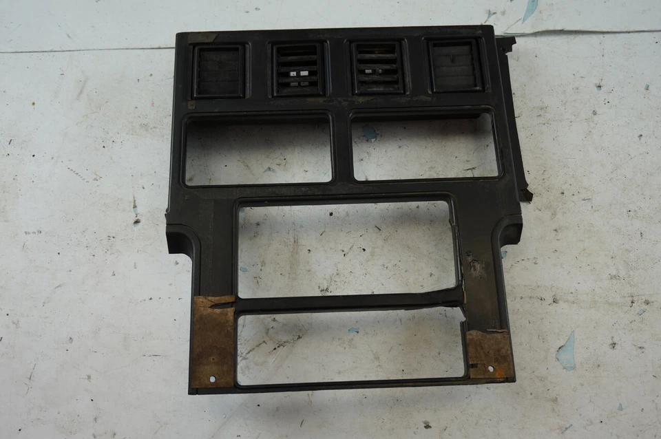 Chevy Corvette C4 1984-1989 consola radio bisel moldura panel usado dañado 1404753 Foto 1 de 4