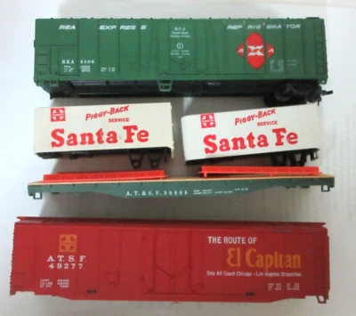 HO SCALE 2 REEFERS & FLAT CAR w/ 2 TRALERS   no box - Image 1 of 4