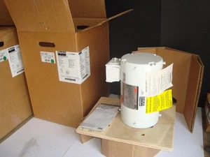 New 1TTB8BH  DAYTON  Washdown Motor 1.5 HP PH 3 Volts 230/460 - Picture 1 of 10