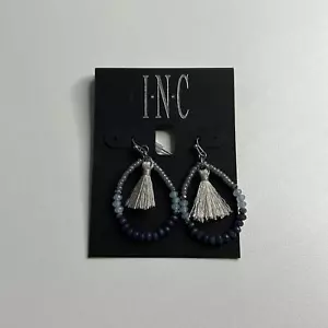 Pendientes de lágrima colgantes con cuentas azules INC International Concepts con detalle de borla - Imagen 1 de 3