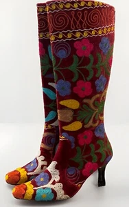 NEU! Größe 9,5 EU 40 ROCKWELL THARP Burgund Kniehohe Bestickte Stiletto Stiefel - Bild 1 von 7