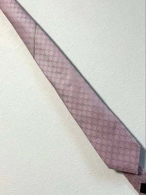 Corbata de seda rosa GUCCI patrón de logotipo usada Foto 1 de 3