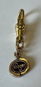 Kroger Mitarbeiteranhänger / Schlüsselanhänger Einkaufstasche Zug goldfarben mit Logo. I - Bild 1 von 5