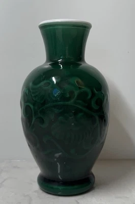 Jarrón de vidrio vintage Avon verde jade con ramo de primavera Foto 1 de 4