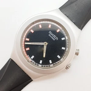 Reloj suizo Swatch ironía caja grande de aluminio con esfera negra modelo Swatch 2002 - Imagen 1 de 12