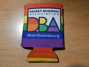 DESERT BUSINESS ASSOCIATION DBA PRIDE LGBTQ+ BEER DRINK SODA KOOZIE RAINBOW NEW - Imagen 1 de 3