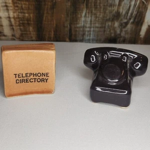 Teléfono negro vintage de mediados de siglo con guía telefónica salero y pimentero kitsch - Imagen 1 de 7