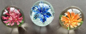 3 BEAUTIFUL FLOWER 2-1/2" GLASS PAPERWEIGHTS (X998) DELIGHTFUL COLORS - Picture 1 of 3