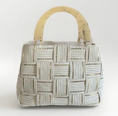Винтажная итальянская сумочка с кремовыми сплетенными золотыми акцентами с золотыми пятнами люцитовыми ручками - Изображение 1 из 4