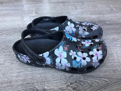 Zuecos Crocs gráficos de temporada para mujer talla 11 sandalias sin cordones zapatos florales negros  Foto 1 de 4