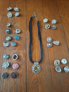 Collana in corda multifilo nera con ciondolo a scatto circolare tono argento e 29 scatti - Foto 1 di 19