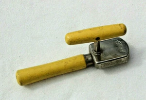 VINTAGE EDLUND CO NO. 5 JUNIOR MANUAL CAN OPENER STEEL & YELLOW WOOD HANDLE - Picture 1 of 4