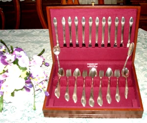 1847 Rogers Bros 1937 FIRST LOVE Flatware for 12 w/ Chest 77 pc No Monogr Nice! - Picture 1 of 3
