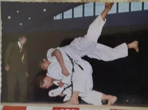 JUDO-JAPAN Postcard 1964 Olympic Photo 2 'Judo-Artists' Color Foto  6" X 4" - Picture 1 of 4