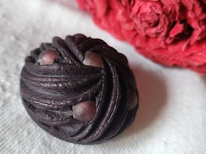 Volumineux bouton ancien vintage en résine ornement violet 3 cm D11I - Picture 1 of 3