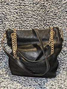 Michael Kors kleine schwarze Messenger Bucket Handtasche aus genarbtem Leder - Bild 1 von 16