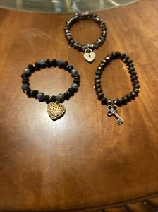 Lotto di 3 bracciali con perline / chiave / cuore / lucchetto - Foto 1 di 12