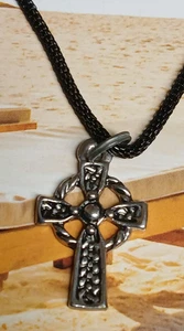 Collana con ciondolo croce celtica tono argento su catena a rete nera - Foto 1 di 12