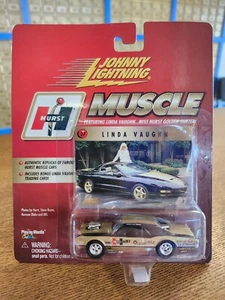 Johnny Lightning Hurst Muscle Hurst Hairy Olds in Gold w/ #27 Linda Vaughn Card - Picture 1 of 3