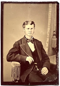 ANTIQUE CIVIL WAR ERA TINTYPE PHOTOGRAPH OF A YOUNG MAN IN SUIT WITH GREAT HAIR! - Picture 1 of 3