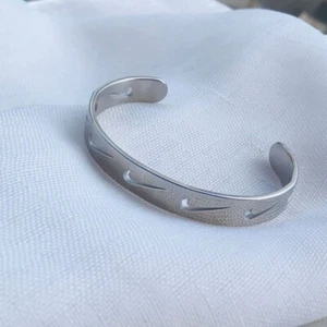 Nuovo braccialetto da polso argento logo Nike Swoosh da uomo taglia unica adatto a tutti - Foto 1 di 6