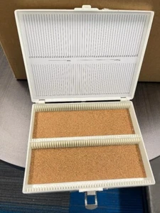 GEBRAUCHTES PREMIERE MIKROSKOP PLÄTTCHENBOX HÜLLE AUFBEWAHRT 100 PLÄTTCHEN (G) - Bild 1 von 9