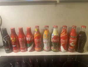 Coca Cola Coke set di 10 bottiglie. New Steel E Vetro - Foto 1 di 2