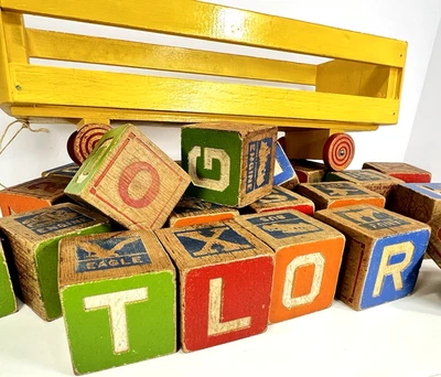 Bloques de alfabeto e imágenes de madera Halsam vintage con carro de madera Foto 1 de 4